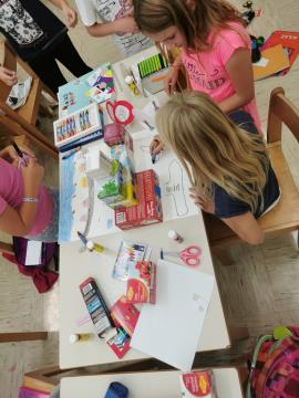 učenci 3. b so po skupinah izdelovali maketo šole (MŠ Primož Trubar) 5